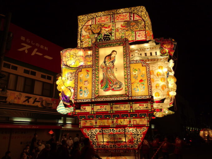 8月上旬夏の弘前古のねぷた祭が描かれた組ねぷたの裏側