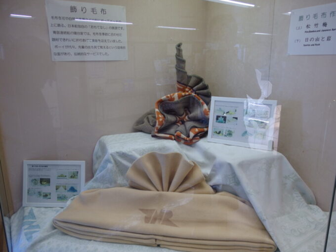8月上旬夏の青森海峡の女王青函連絡船八甲田ロビーに展示された飾り毛布