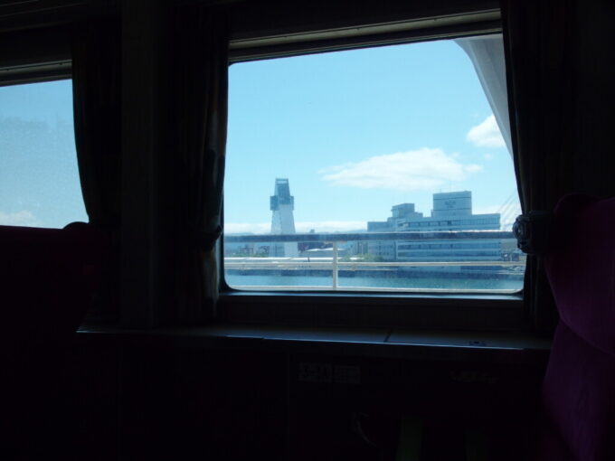 8月上旬夏の青森海峡の女王青函連絡船八甲田グリーン指定席に腰掛け眺める船窓