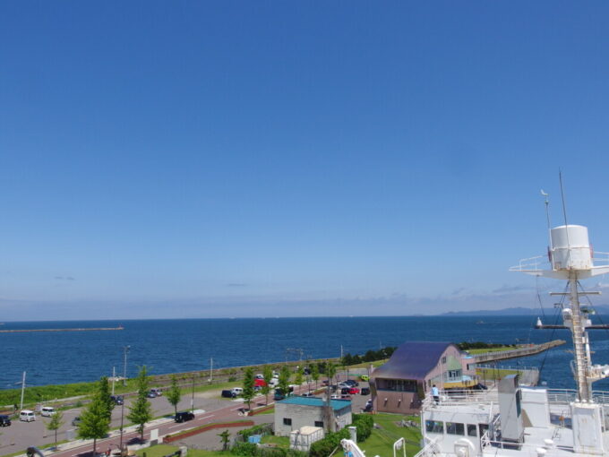 8月上旬夏の青森海峡の女王青函連絡船八甲田煙突展望台から望む青い海