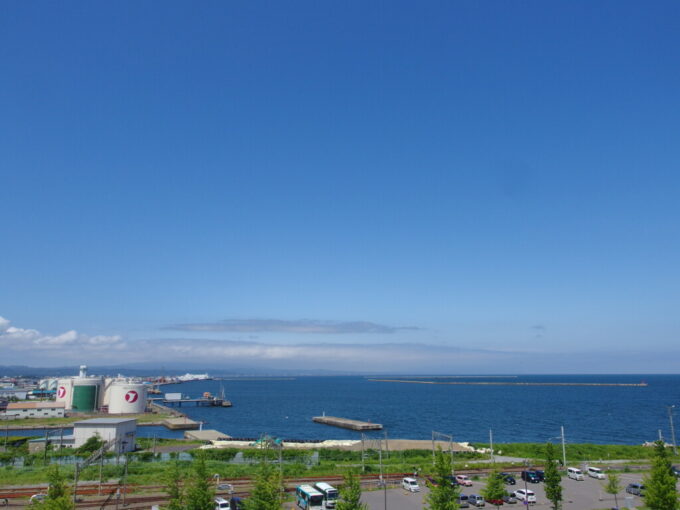 8月上旬夏の青森海峡の女王青函連絡船八甲田煙突展望台から後輩の津軽海峡フェリーを望む