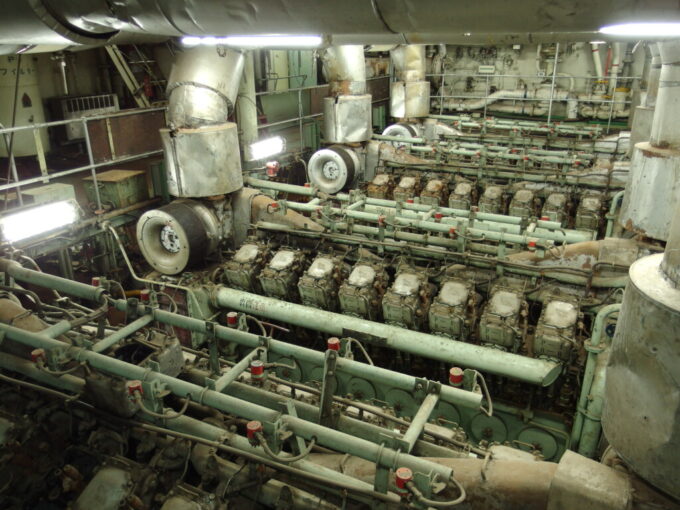 8月上旬夏の青森海峡の女王青函連絡船八甲田巨大なエンジンの並ぶ第一主機室
