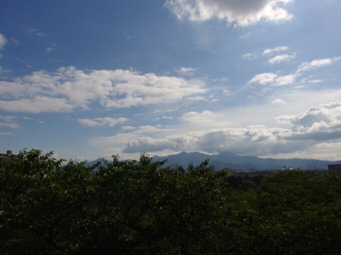 8月上旬夏の盛岡城跡から望む夏空と美しい山並み