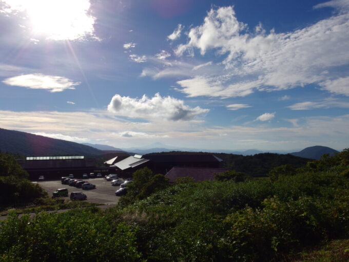 9月上旬晩夏の須川高原温泉駐車場から望む秋田県側と鳥海山