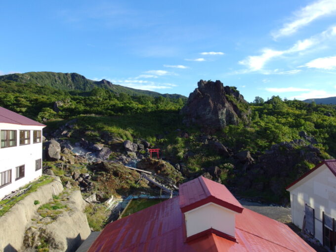 9月上旬晩夏の須川高原温泉湯上りに望む大日岩