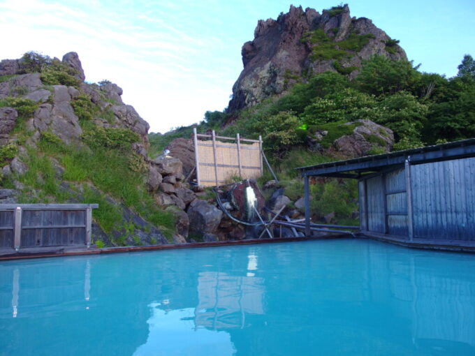 9月上旬晩夏の須川高原温泉青く染まる夕刻前の巨大露天風呂大日湯