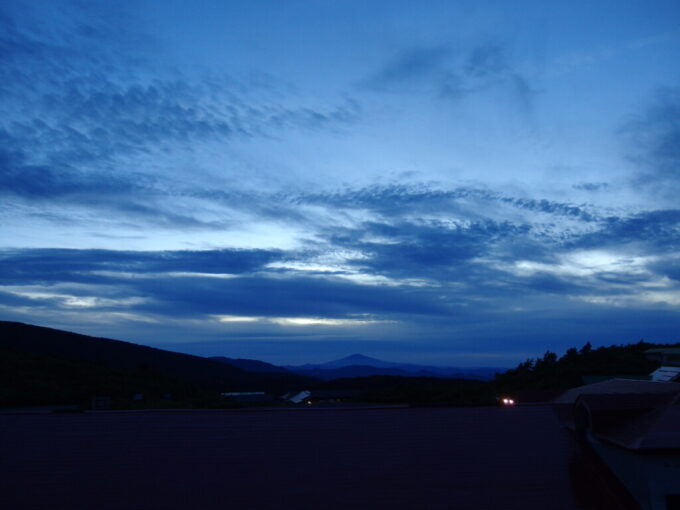9月上旬晩夏の須川高原温泉展望ロビーから望む夕暮れの幻想的な鳥海山