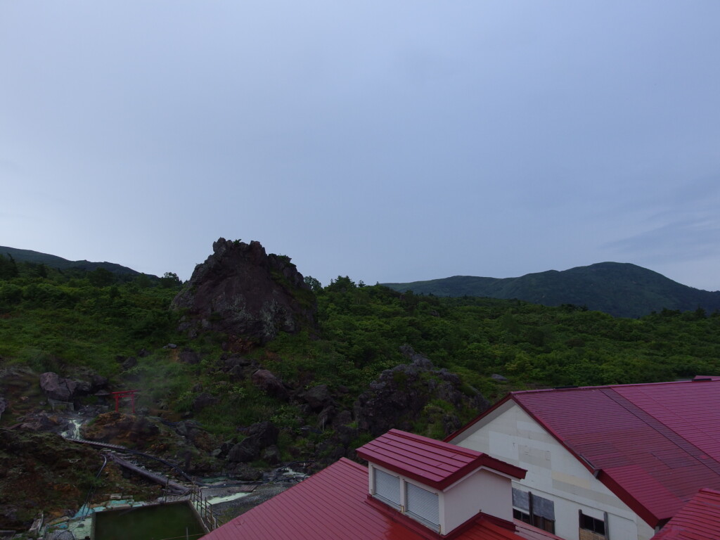 9月上旬晩夏の須川高原温泉出迎える曇天の朝