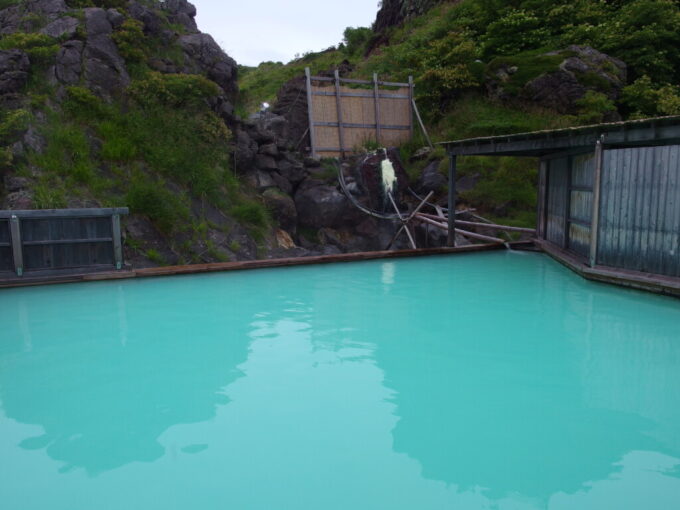 9月上旬晩夏の須川高原温泉青白い湯を湛える大日湯で朝風呂を