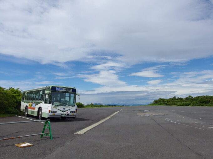 9月上旬晩夏の須川高原温泉停車中の岩手県交通一関駅行きバス