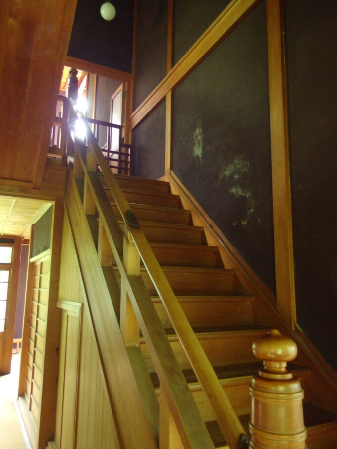 9月上旬晩夏の青根温泉湯元不忘閣朝食後の青根御殿見学優美な階段を上り2階へ