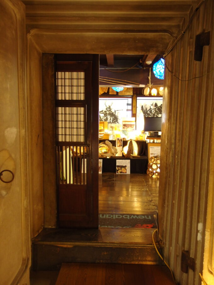 9月上旬晩夏の白石壽丸屋敷店蔵の重厚な扉