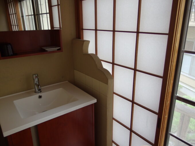 9月上旬晩夏の鎌先温泉最上屋旅館広縁に設置されたレトロ感溢れるおしゃれな洗面所