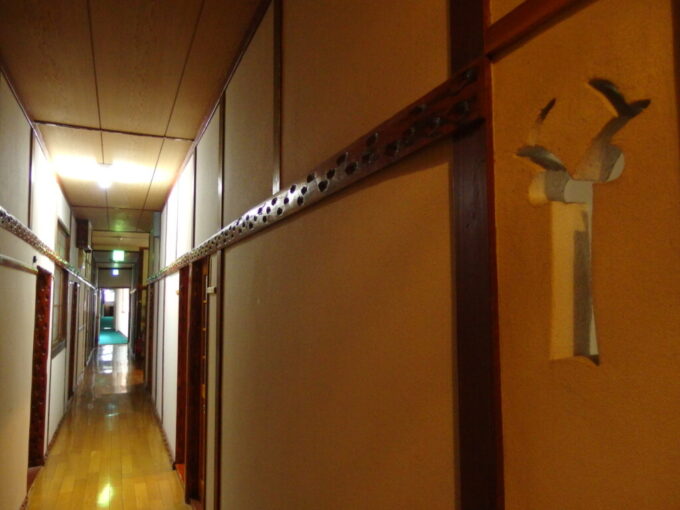 9月上旬晩夏の鎌先温泉最上屋旅館飴色の木が美しい渋い廊下