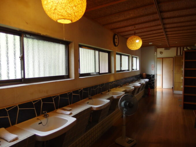 9月上旬晩夏の鎌先温泉最上屋旅館レトロ感漂う洗面所