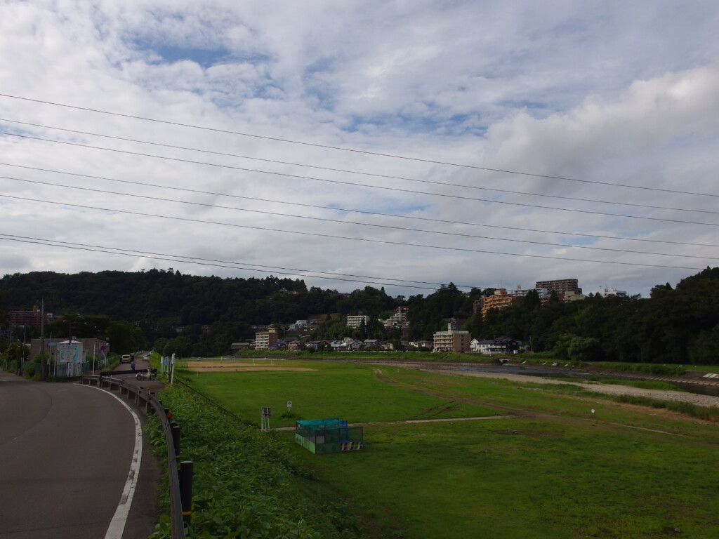 9月上旬晩夏の仙台交通公園・三居沢発電所前バス停から望む広瀬川