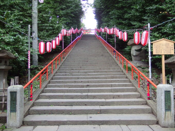 9月上旬晩夏の仙台大崎八幡宮御社殿へと続く長い石段
