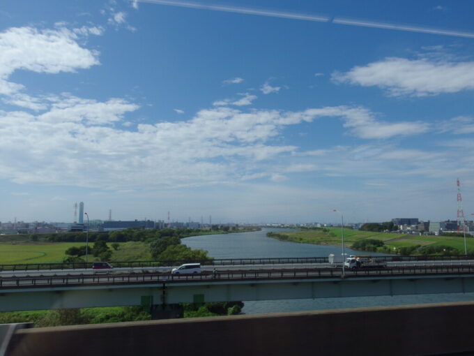 10月上旬E7系とき号新潟行き車窓に広がる荒川