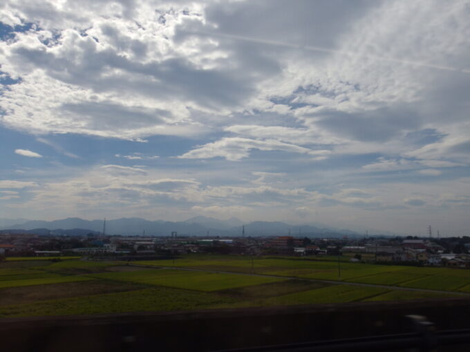 10月上旬E7系とき号新潟行き車窓から望む薄曇りの群馬の山並み