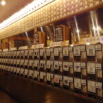 10月上旬初秋の越後湯沢駅新潟県内全ての酒蔵が揃う唎酒番所の自動販売機