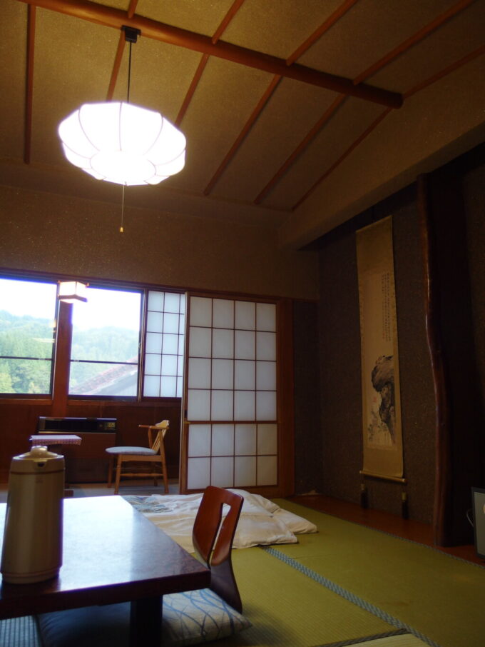 10月上旬初秋の松之山温泉凌雲閣シンプルながら趣向が凝らされていることが伝わる本館2階客室