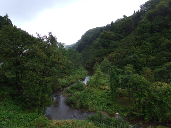 10月上旬初秋の松之山県道下を流れる越道川