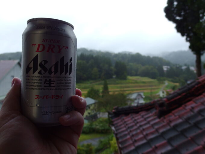 10月上旬初秋の松之山温泉凌雲閣棚田を見ながら湯上りの冷たいビール