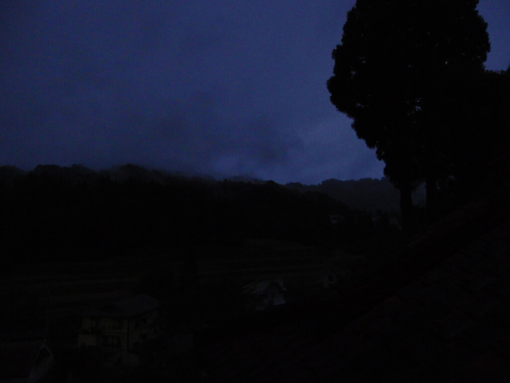 10月上旬初秋の松之山温泉凌雲閣で迎える雨上がりの静かな夜