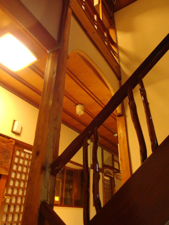 10月上旬初秋の松之山温泉凌雲閣木の温もり溢れる夜の館内艶めく階段