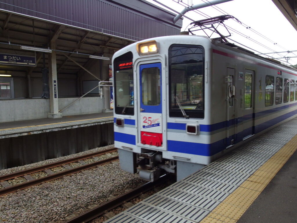 10月上旬初秋の北越急行ほくほく線まつだい駅に入線する越後湯沢行き普通列車