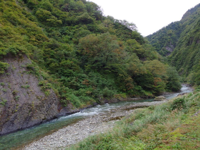 10月上旬初秋の清津峡渓谷トンネル入口から望む清津峡渓谷