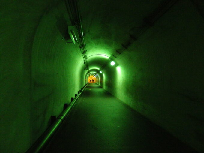 10月上旬初秋の清津峡渓谷トンネル様々な色でライティングされる坑内