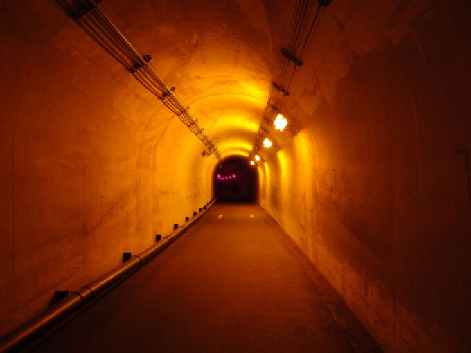 10月上旬初秋の清津峡渓谷トンネル妖しい雰囲気の坑内
