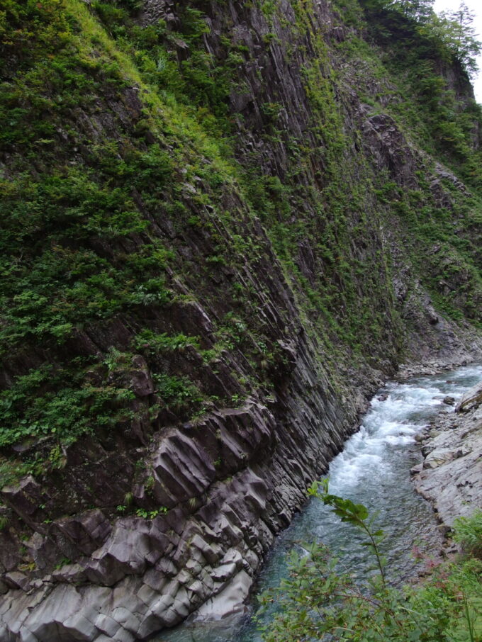 10月上旬初秋の清津峡渓谷トンネル第二見晴所から望む絶壁