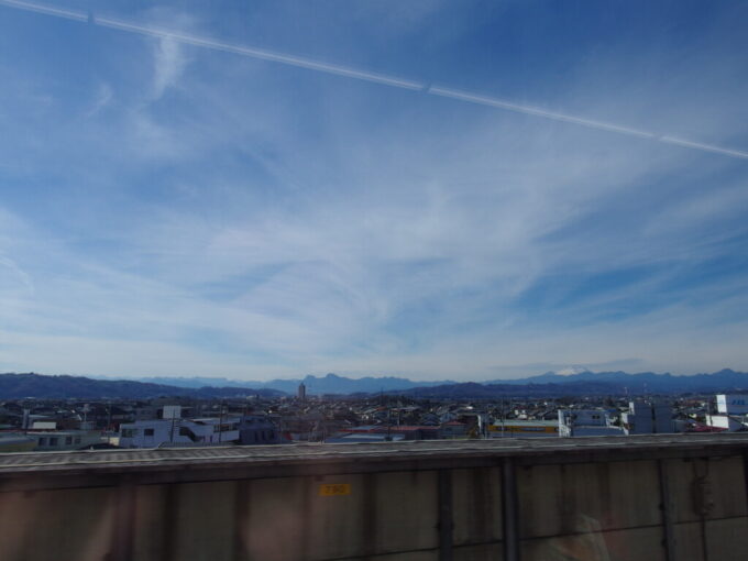 12月下旬師走のE7系とき号車窓から望む妙義山と雪化粧をした浅間山