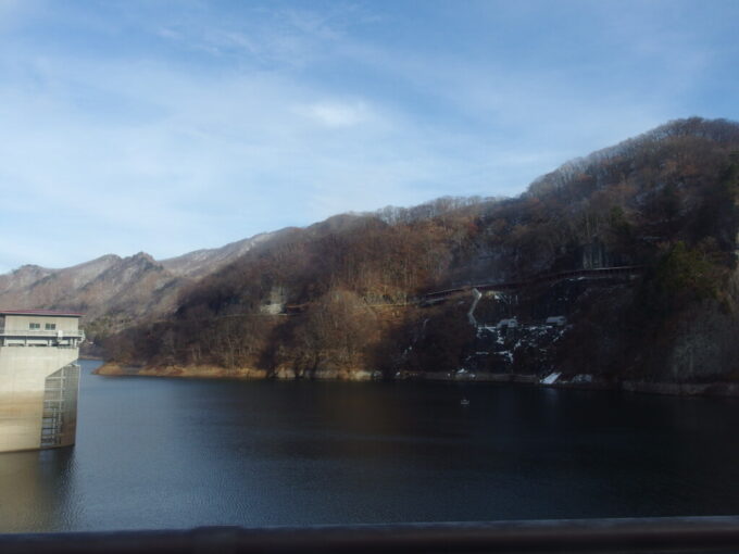 12月下旬師走の関越交通湯の小屋行きバス車窓から眺める藤原湖