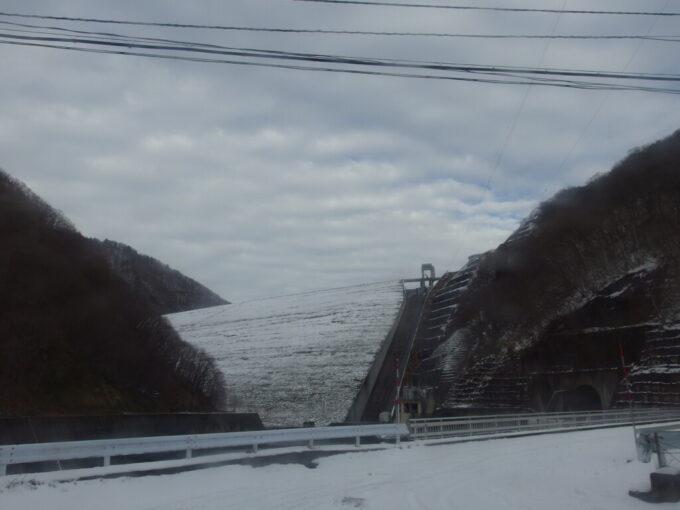 12月下旬師走の関越交通湯の小屋行きバス車窓に迫る奈良俣ダム