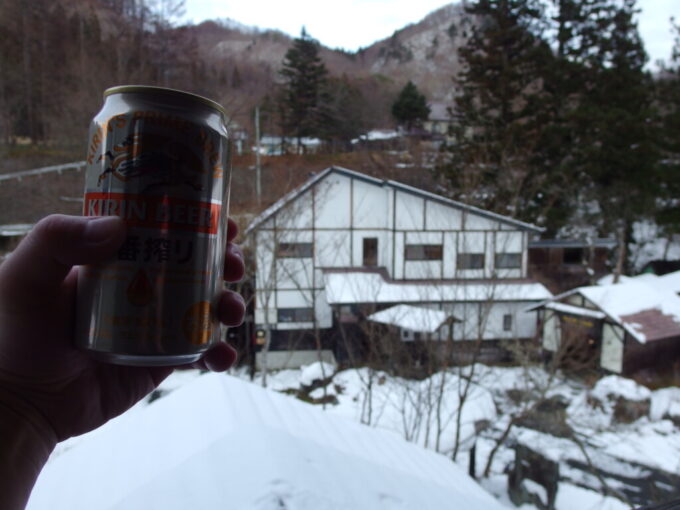 12月下旬師走の湯の小屋温泉龍洞雪景色を愛でつつ湯上りに冷たいビールを