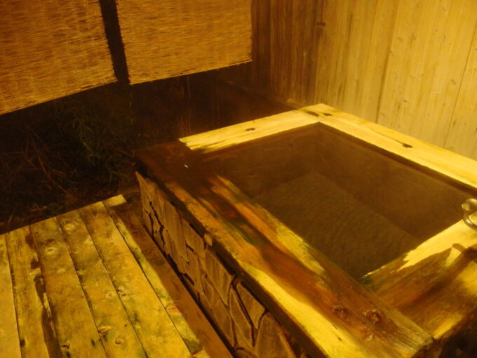 12月下旬師走の湯の小屋温泉龍洞貸切風呂楽龍の露天風呂