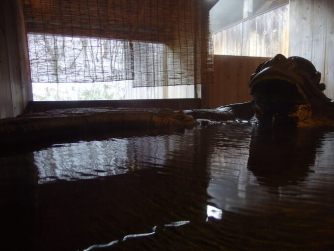 12月下旬師走の湯の小屋温泉龍洞貸切石風呂石龍に浸かり雪景色と川音を愉しむ