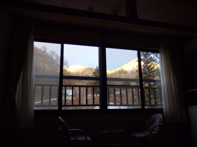 12月下旬師走の湯の小屋温泉龍洞急に明るくなる山を部屋から眺める