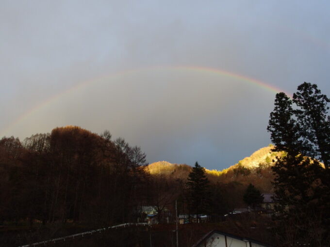 12月下旬師走の湯の小屋温泉龍洞雪山の上に掛かる虹
