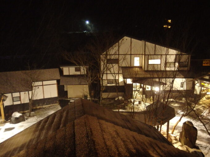 12月下旬師走の湯の小屋温泉龍洞夜になり降りだした雪