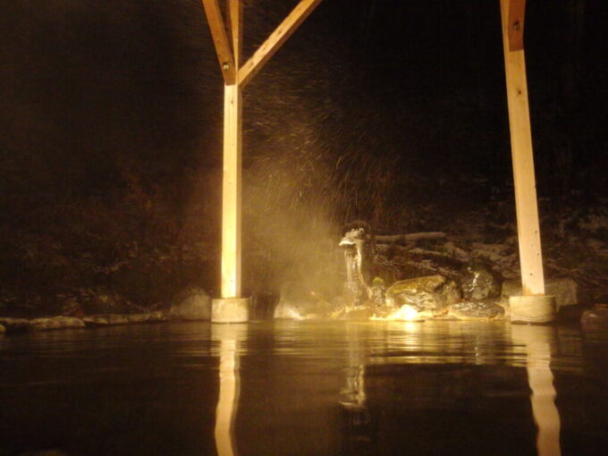 12月下旬師走の湯の小屋温泉龍洞頬に雪の冷たさを感じながら浸かる貸切大露天風呂大龍