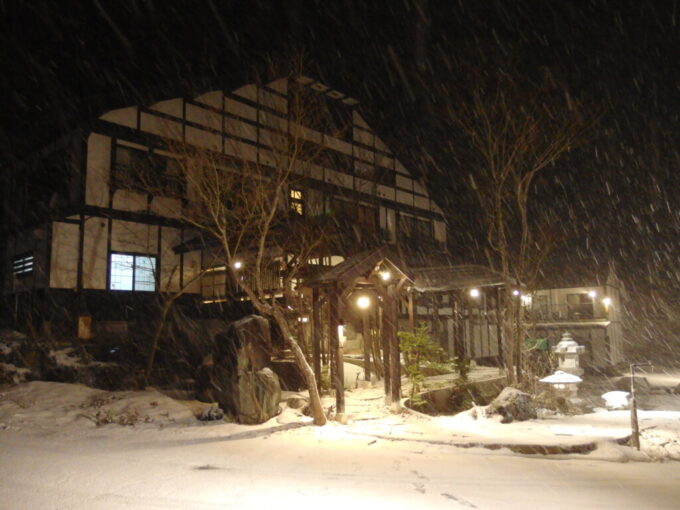 12月下旬師走の湯の小屋温泉龍洞雪の降りしきる夜の風情