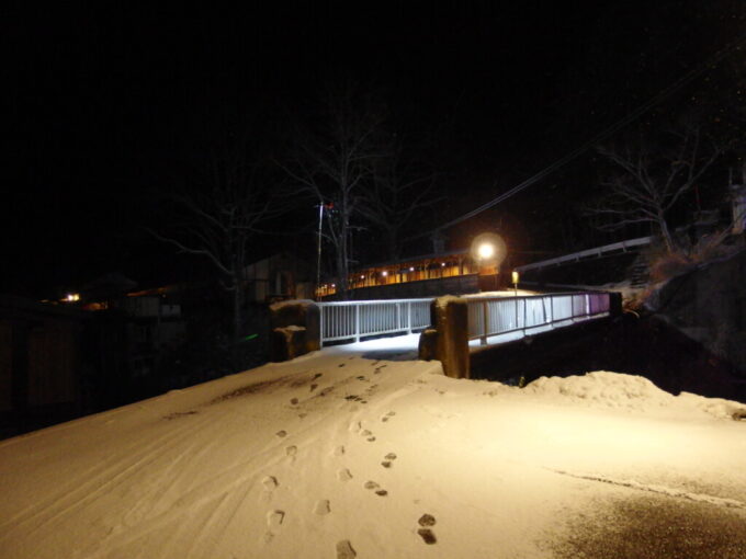 12月下旬師走の湯の小屋温泉龍洞雪の中外を歩き本館へ