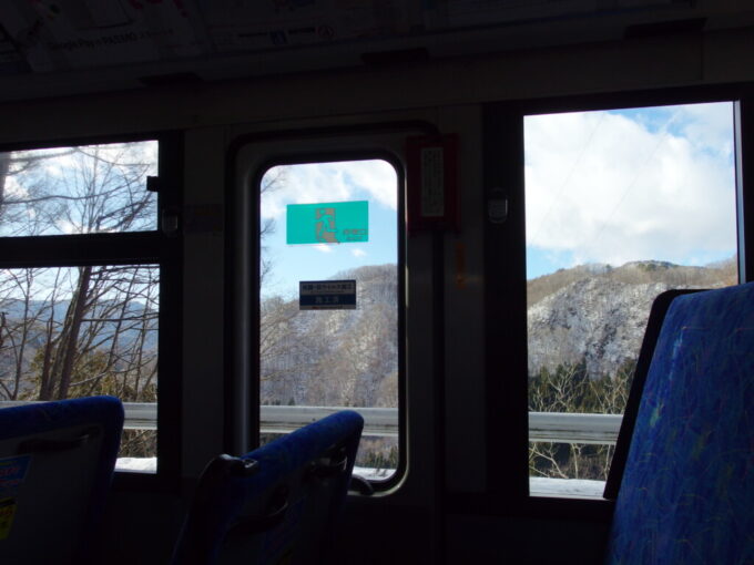 12月下旬師走の湯の小屋温泉関越交通バスの車窓を染める雪山の白さ