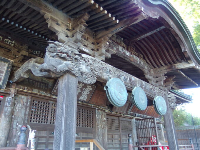 12月下旬師走の高崎少林山達磨寺本堂霊符堂の立派な彫刻