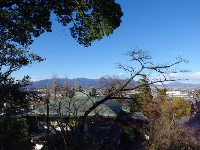 12月下旬師走の高崎少林山達磨寺から望む榛名山