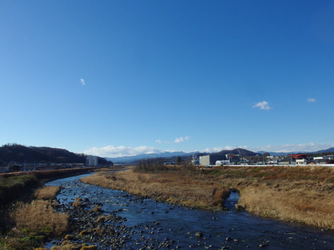 12月下旬師走の高崎鼻高橋から望む雪化粧をした浅間山